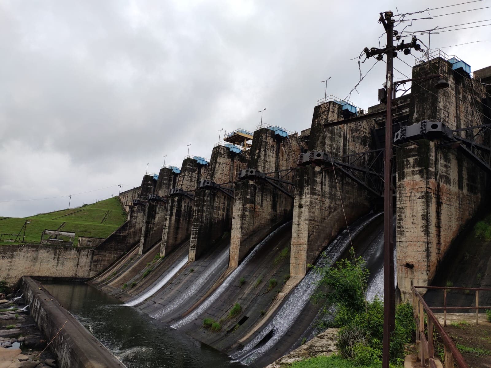 Getalsud Dam reservoir — expansive Subarnarekha River reservoir with forested hills, Ranchi district, Jharkhand